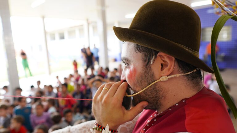 Feijão Letrado doa 1.856 livros a escolas da região de Bauru e usa arte para incentivar leitura