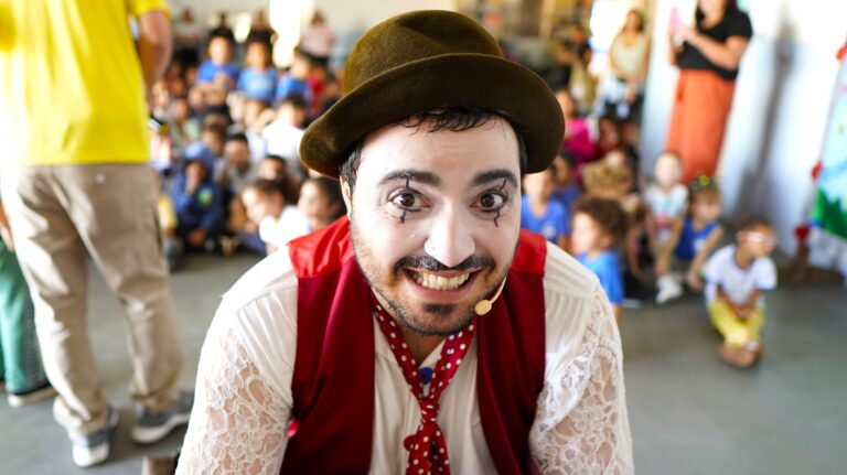 Feijão Letrado doa 696 livros e leva diversão e arte a estudantes de Americana
